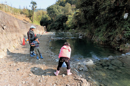 家族 子供と釣りに行こう 冬のおすすめ釣行プラン 管理釣り場で遊ぼう 水無瀬川渓流釣り場 関西のつりweb 釣りの総合情報メディアmeme