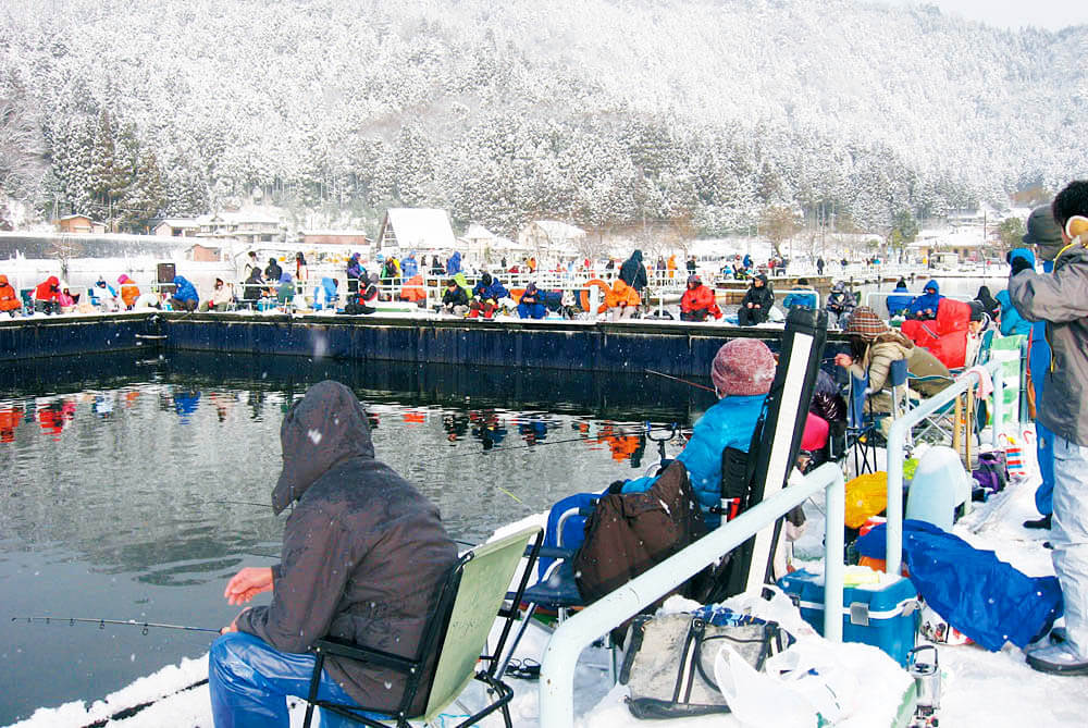 家族 子供と釣りに行こう 冬のおすすめ釣行プラン ワカサギ釣り 余呉湖 関西のつりweb 釣りの総合情報メディアmeme